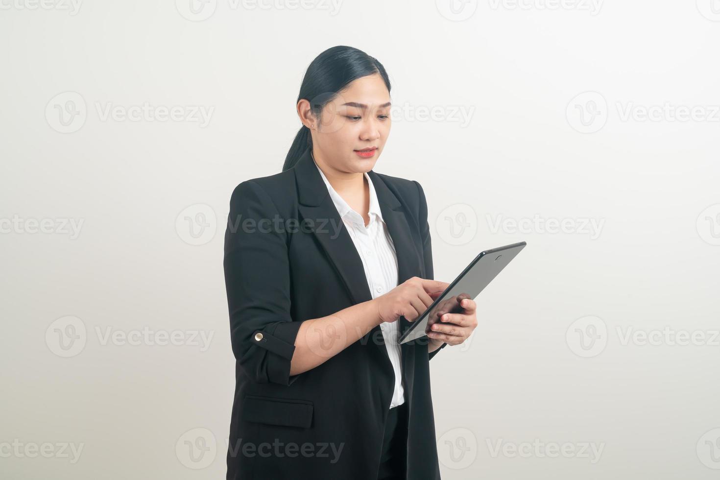 asiatisk kvinna som håller och använder surfplatta med vit bakgrund foto