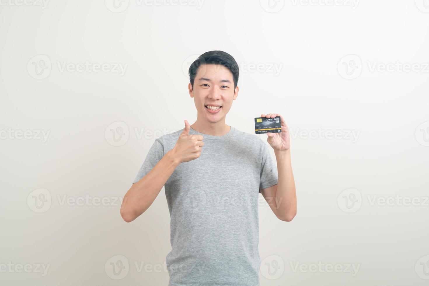 ung asiatisk man med kreditkort foto