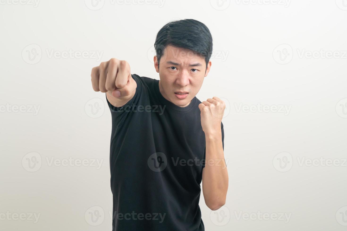 ung asiatisk man med stansande hand foto