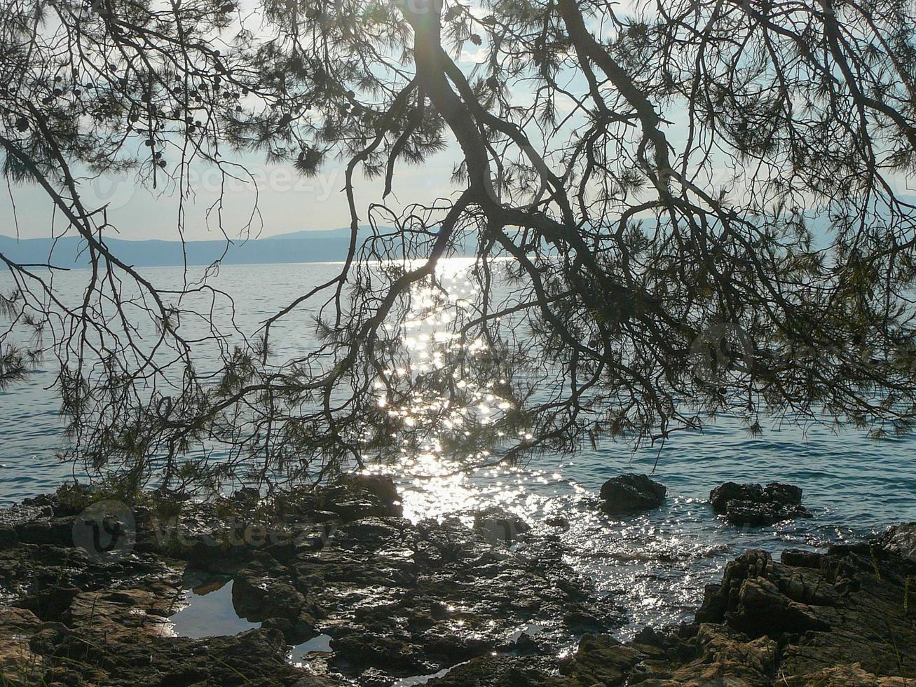 solnedgång till havs i malinska på ön krk kroatien foto