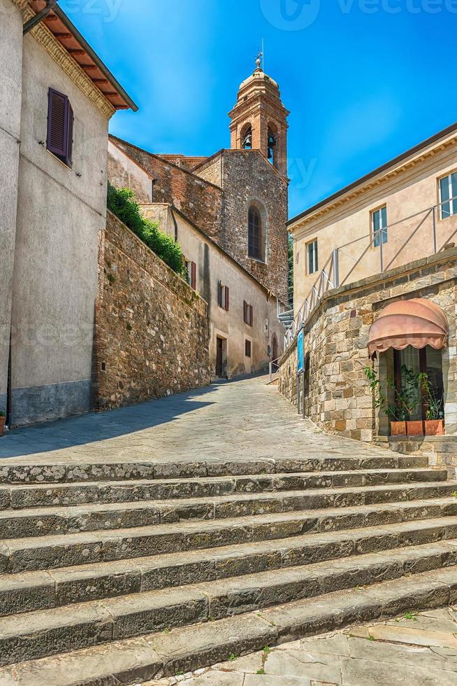 medeltida gator i staden Montalcino, Toscana, Italien foto