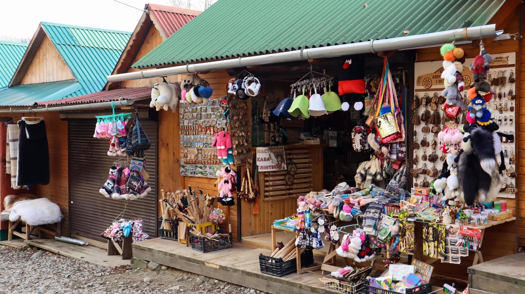 souvenirmarknad i yaremche med traditionella karpatiska handgjorda kläder, örter och träverktyg. ukrainska textilier, stickade strumpor, västar, mössor. Ukraina, Yaremche - 20 november 2019 foto