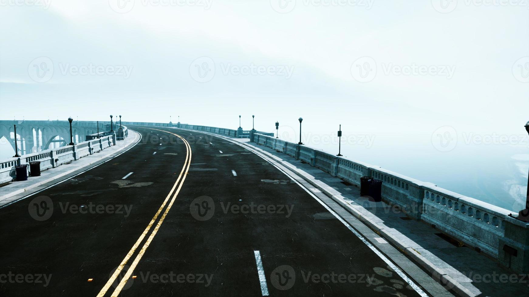 asfalt motorväg och berg i djup dimma foto