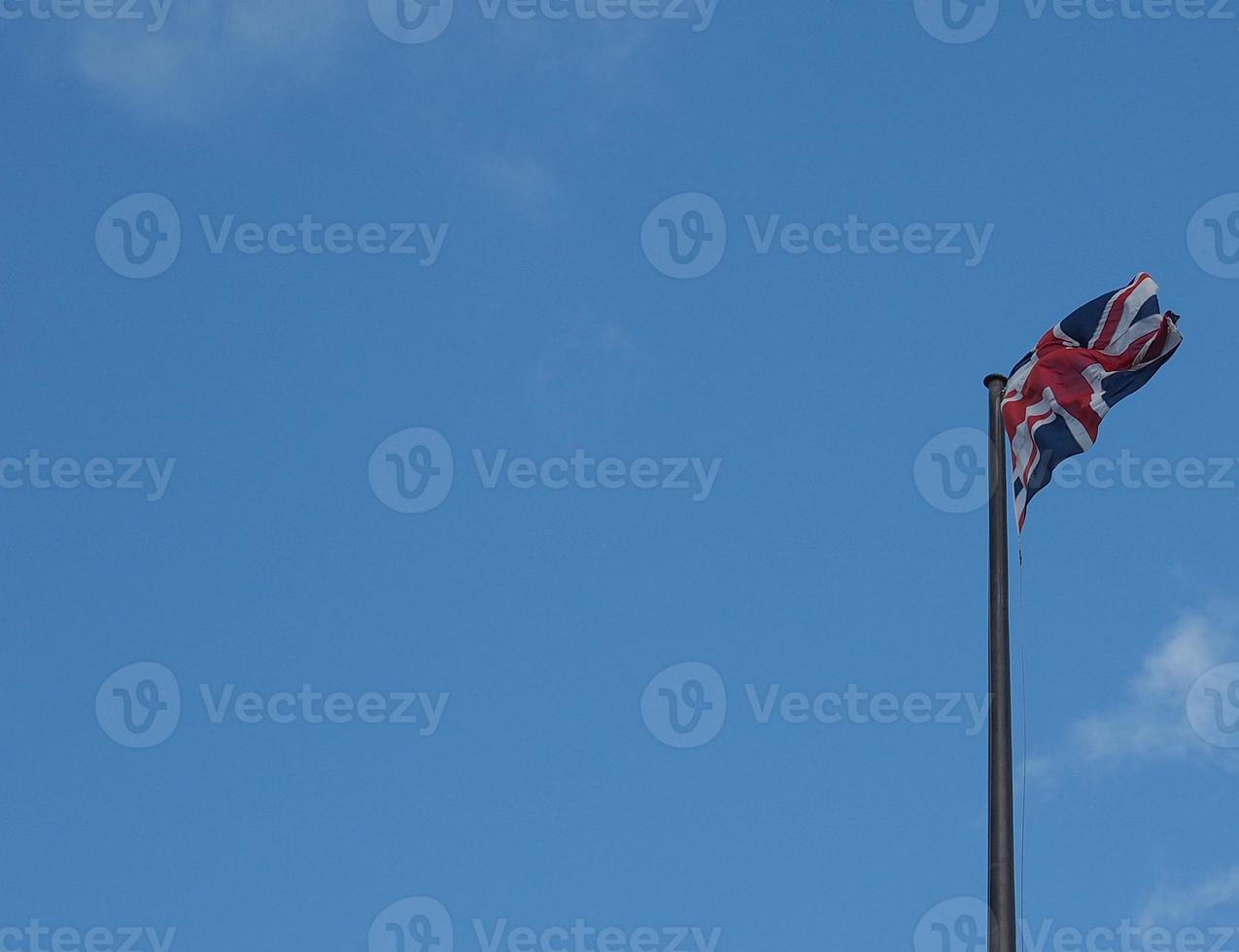 Förenade kungarikets flagga uk aka union jack över blå himmel med foto