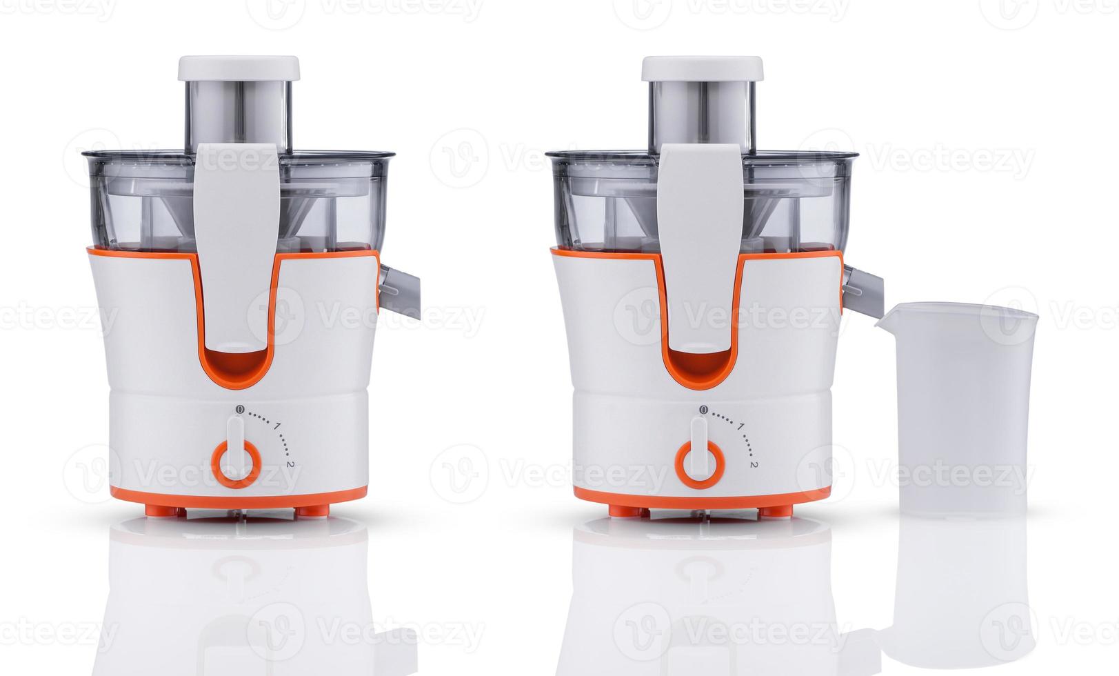 elektrisk juicepress med behållare på vit bakgrund med reflektion. köksutrustning foto