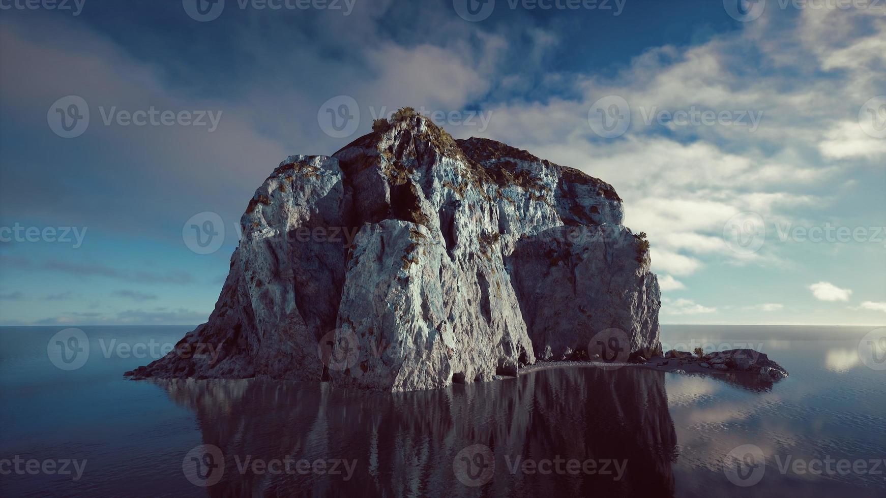 kustlinje med hav och klippor foto