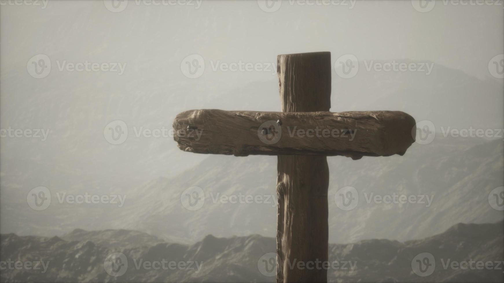 trä krucifix kors vid berget foto