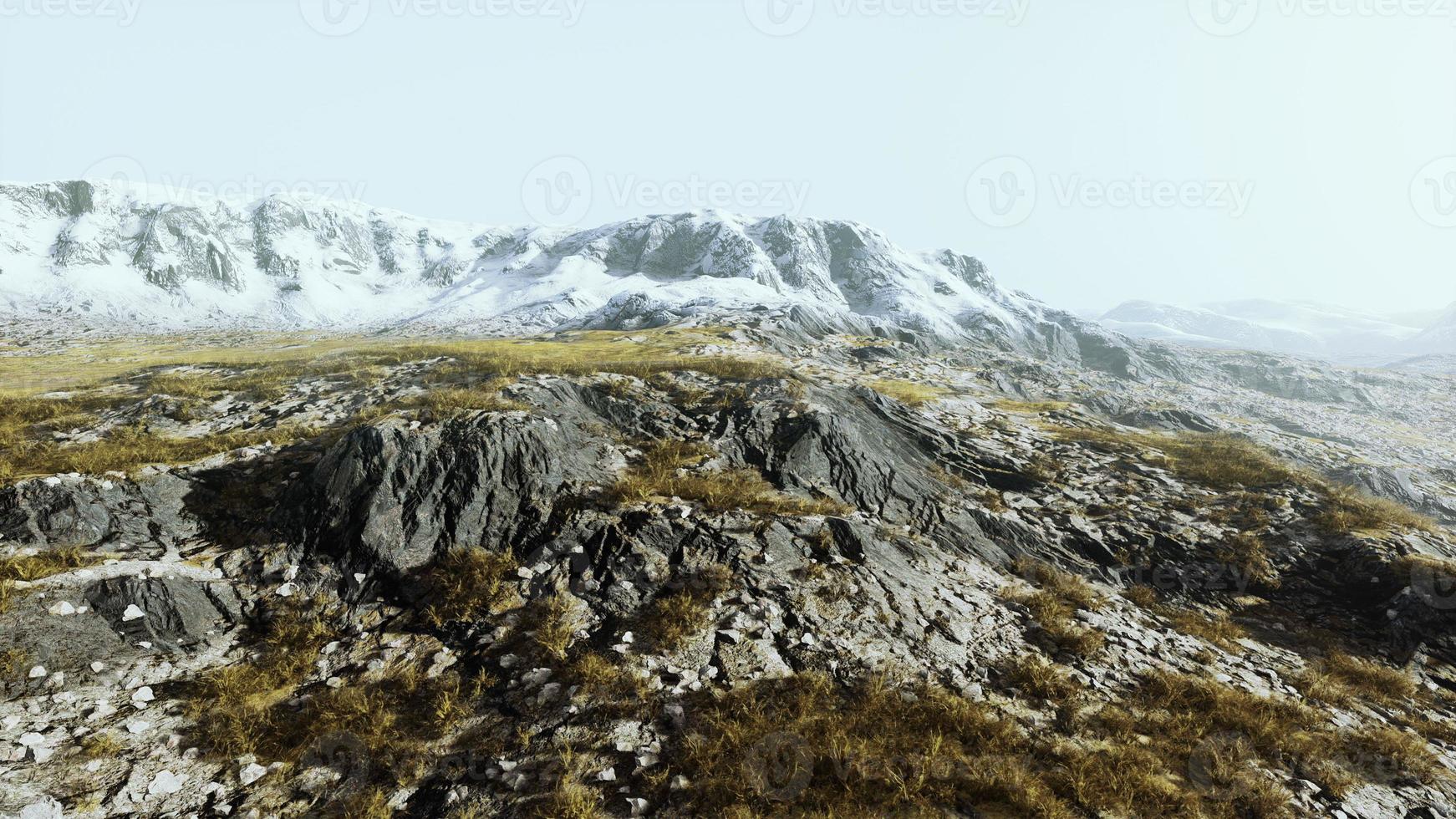 landskap av berg med torrt gräs under sommarsäsongen foto