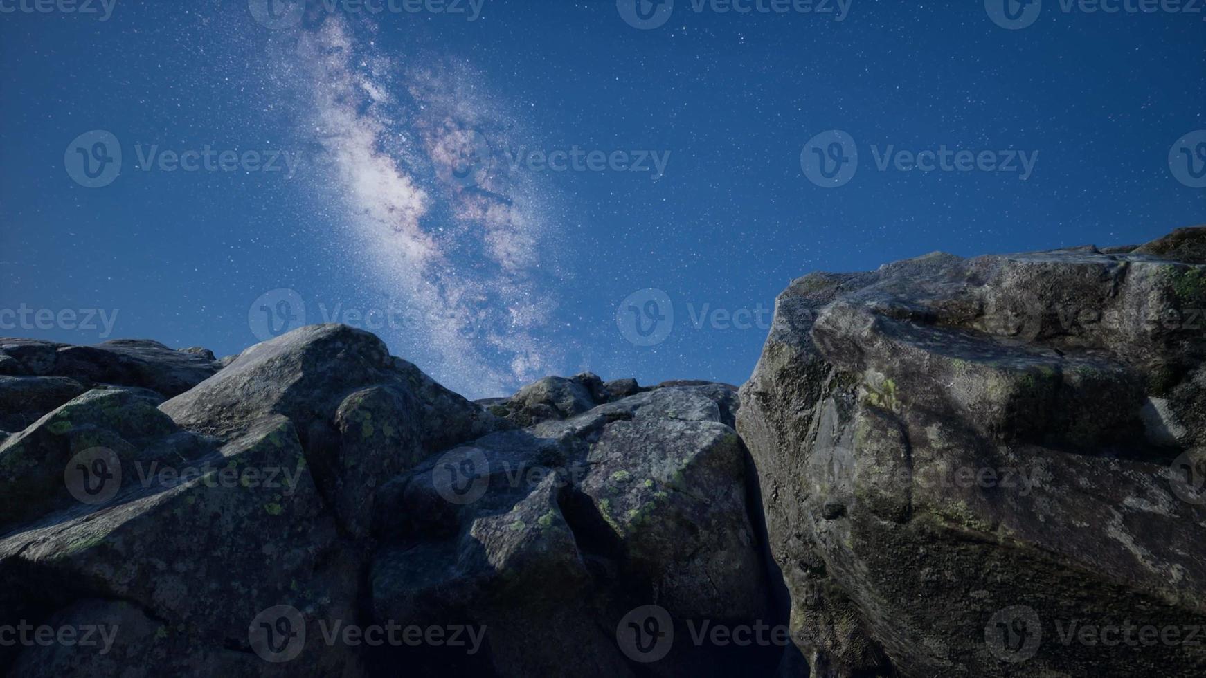 Stjärnspår i 4k astrofotografi över sandstensväggar foto