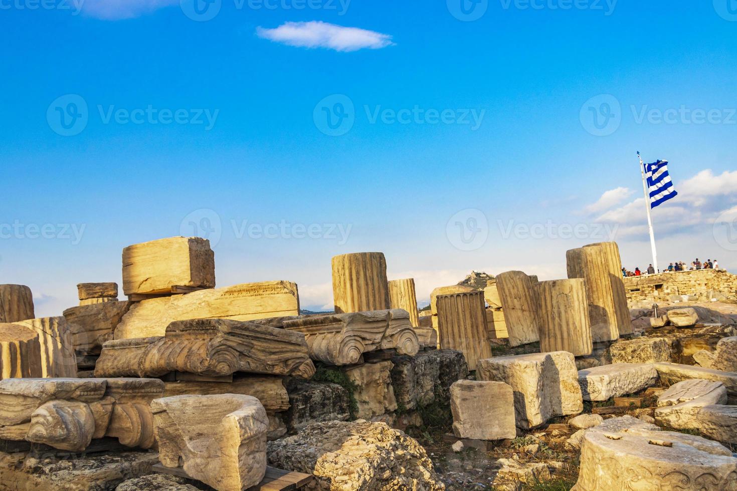 grekisk blå vit flagga med ruiner av Akropolis i Aten, Grekland. foto