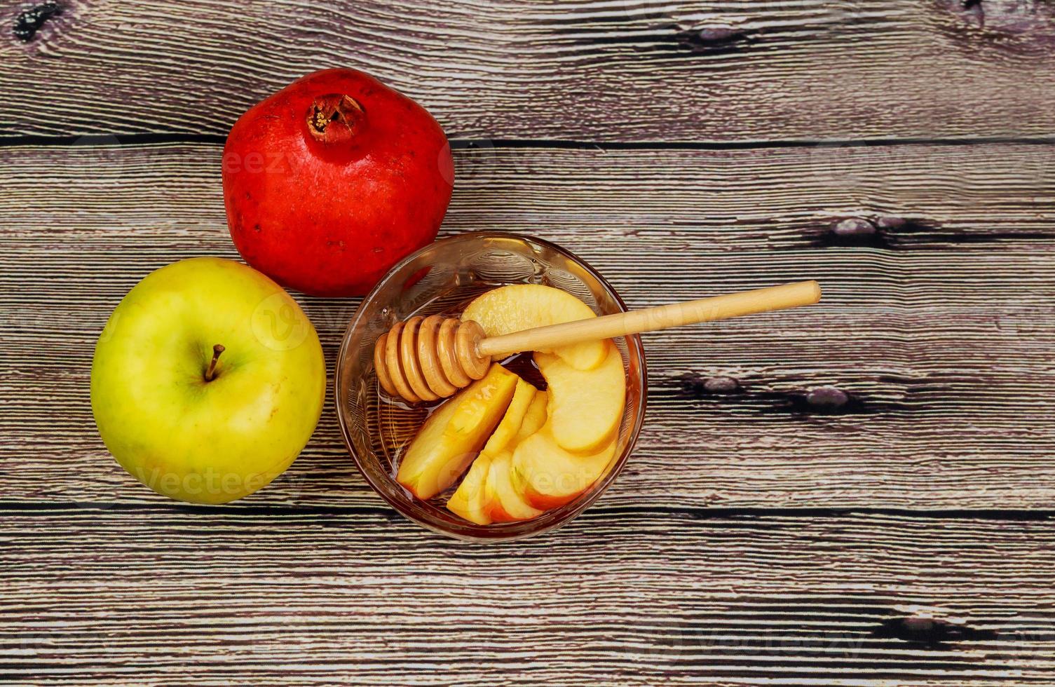 äpplen, granatäpple och honung rosh hashanah foto