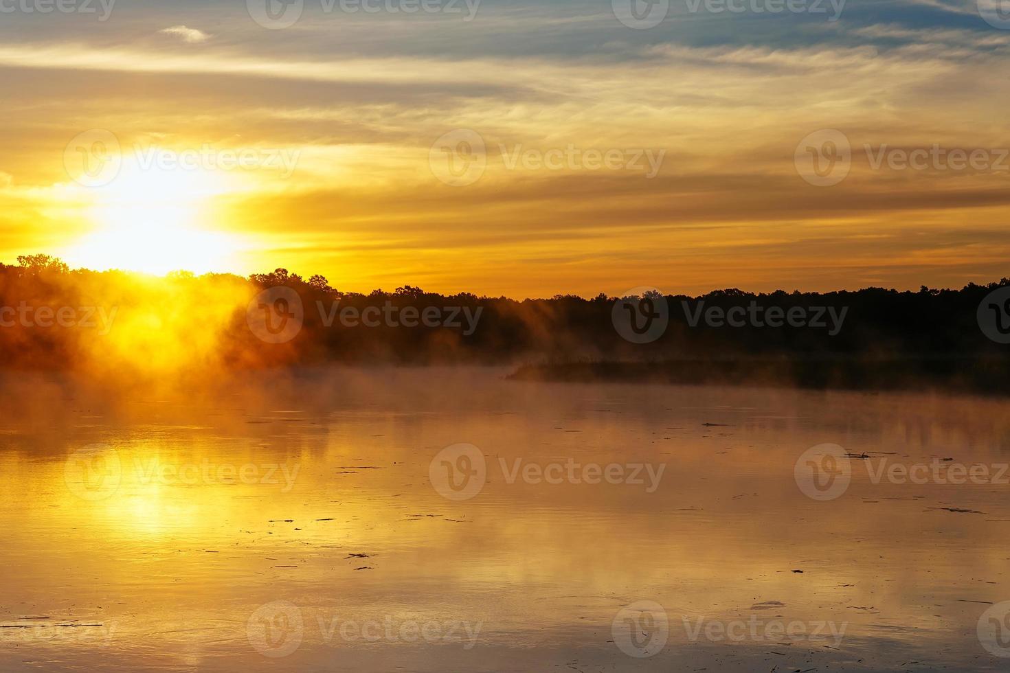 höstdimma på morgonen på floden foto