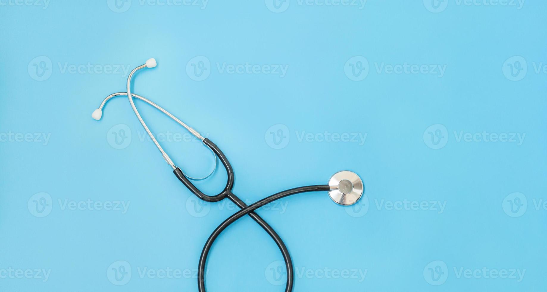 medicin utrustning stetoskop eller phonendoscope isolerad på trendiga pastellblå bakgrund. instrumentanordning för läkare. hälsovård livförsäkring koncept banner foto