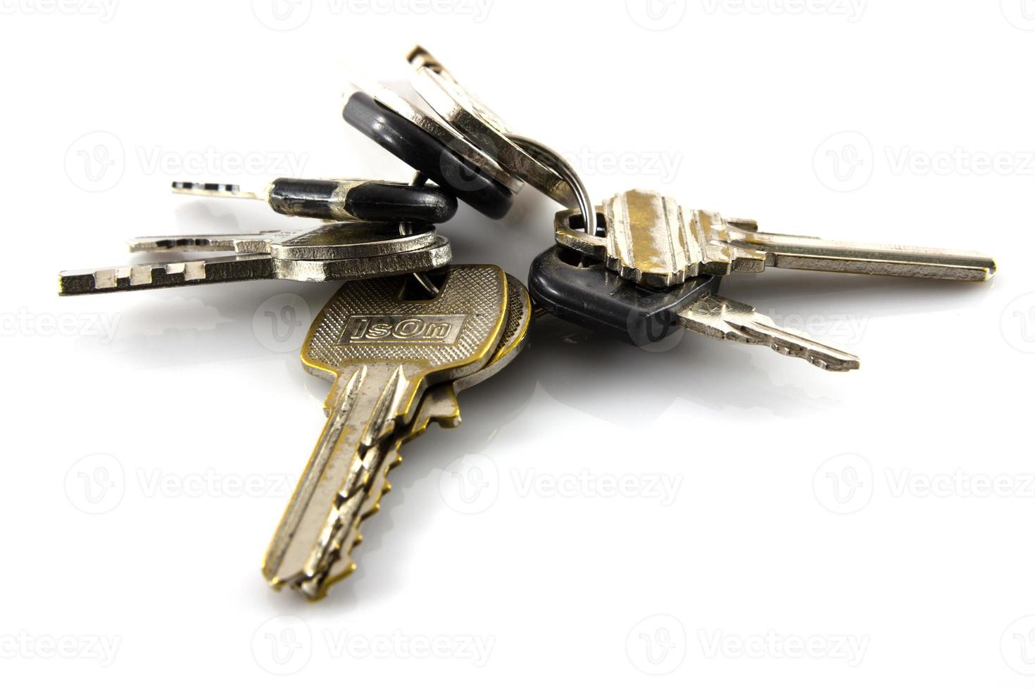 stort gäng nycklar isolera på vit bakgrund foto