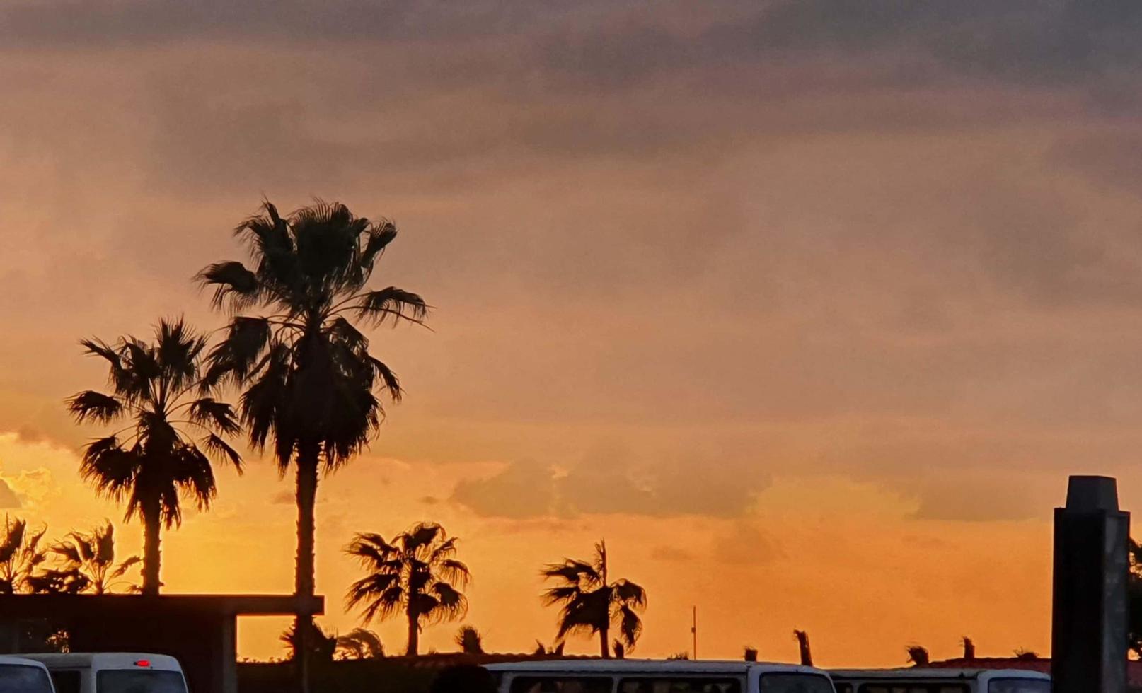 ögonblicket för solnedgången på stranden i alexandrias stormiga nätter foto