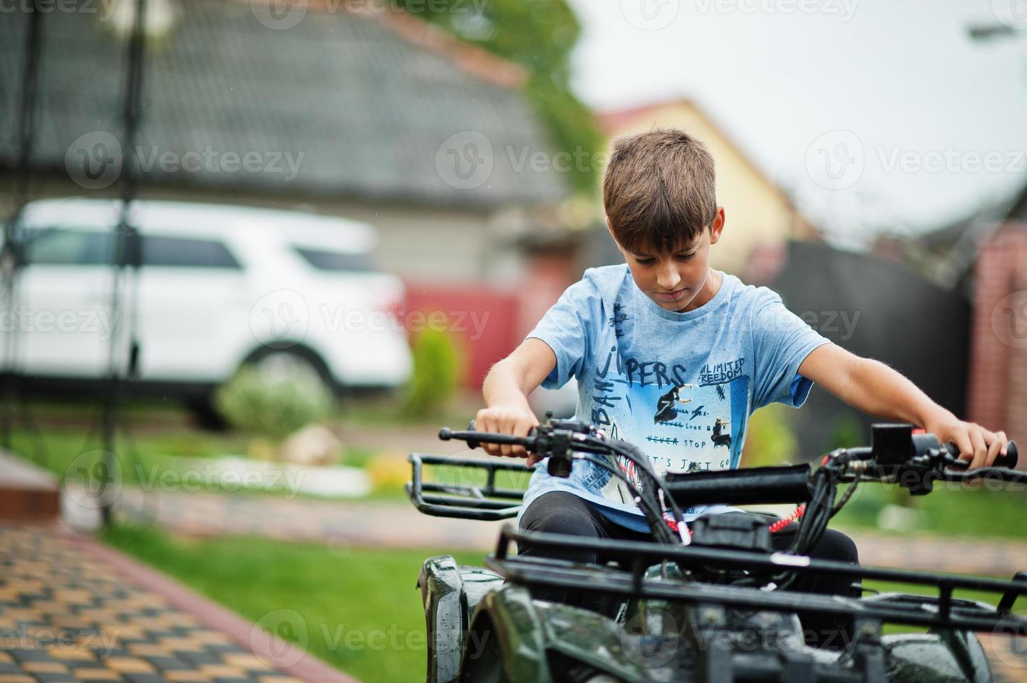 pojke i fyrhjuling atv fyrhjuling. foto