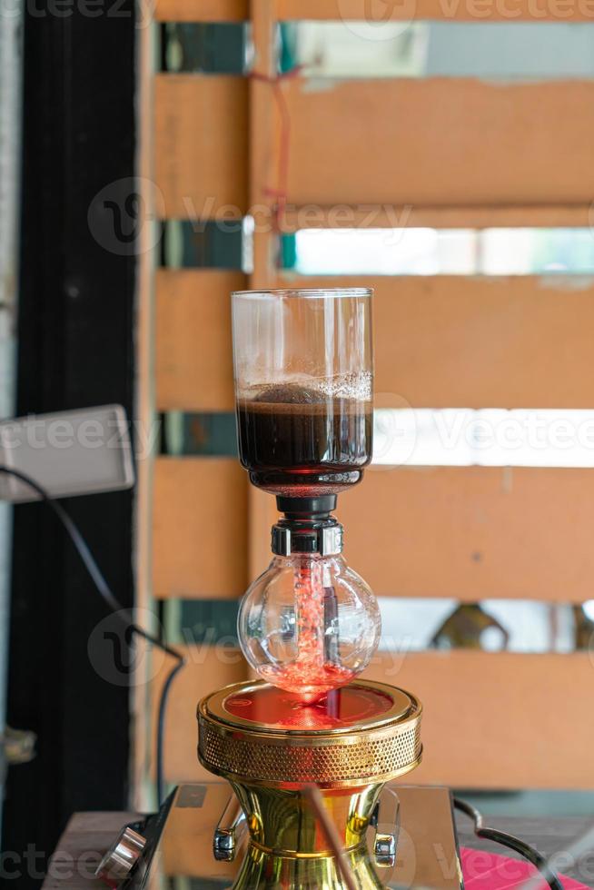 sifon klassisk kaffebryggare i kafé foto