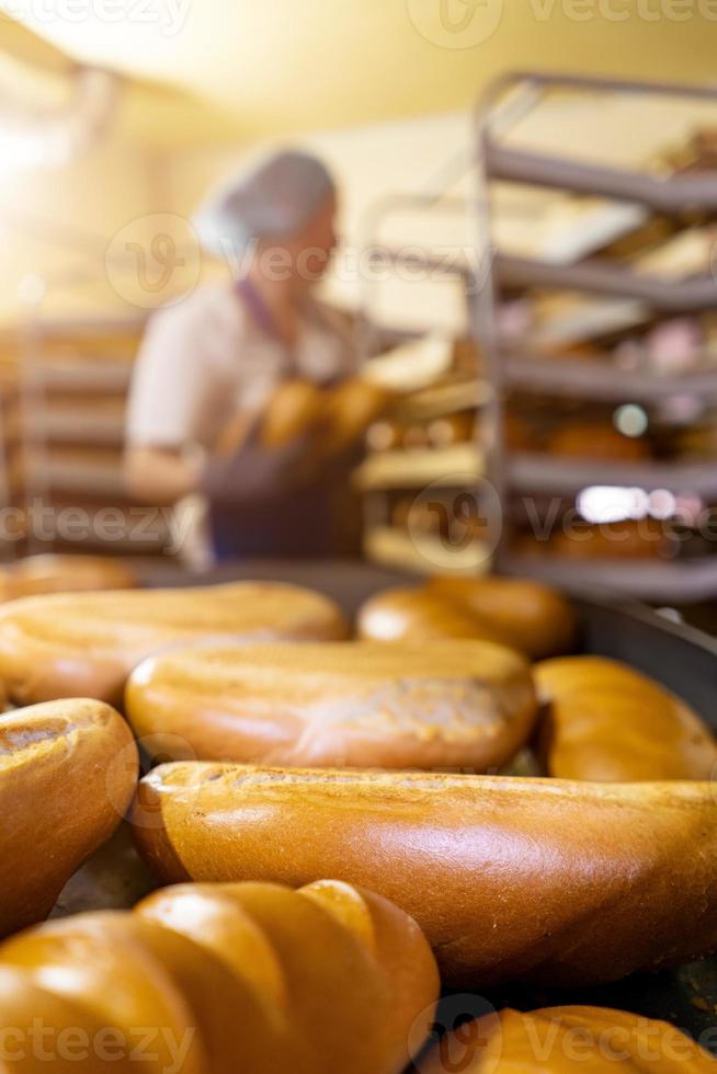 färskt doftande bröd på bordet. mat koncept foto