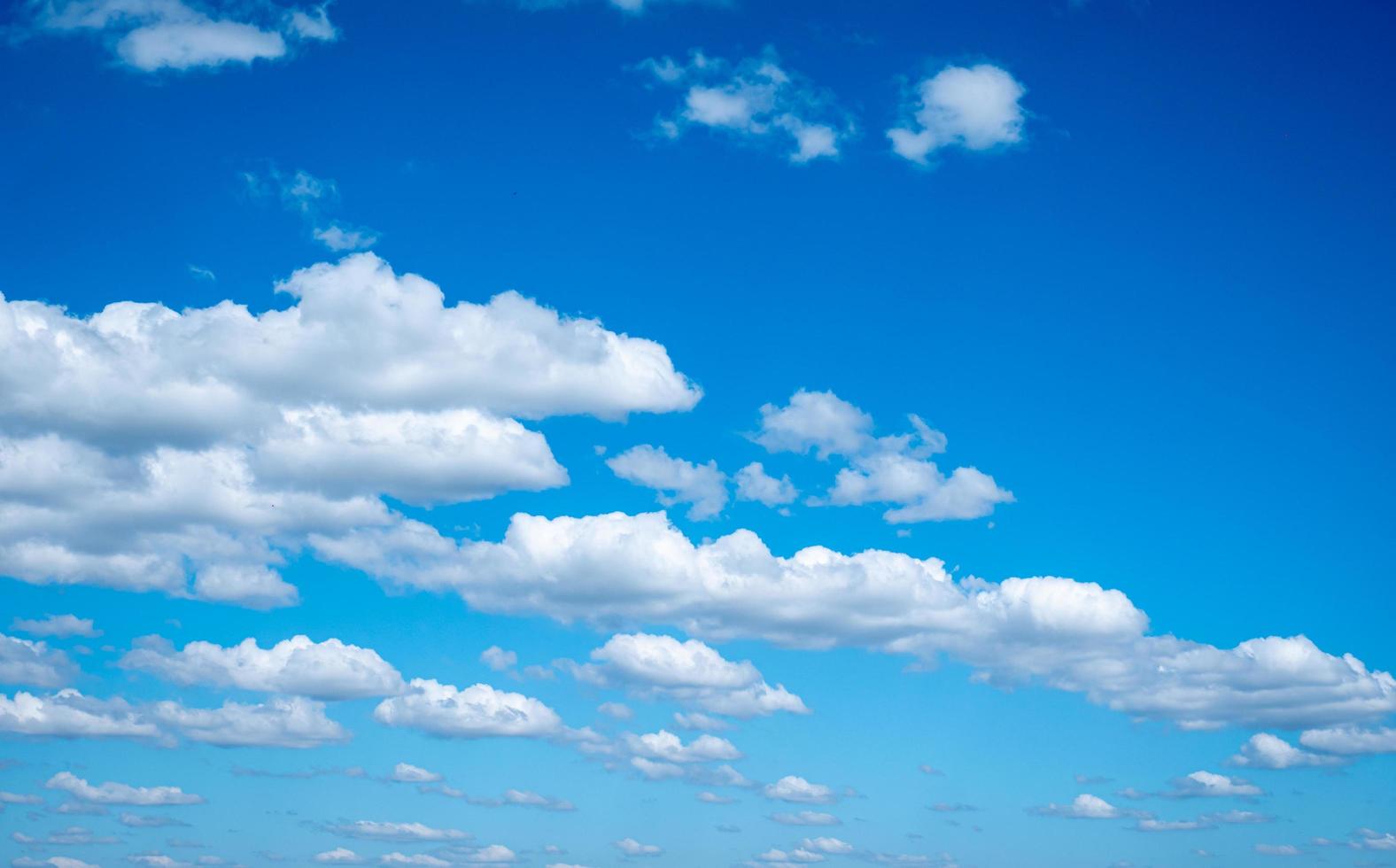 vacker blå himmel och moln med dagsljus naturlig bakgrund. den stora blå himlen och molnhimlen. foto