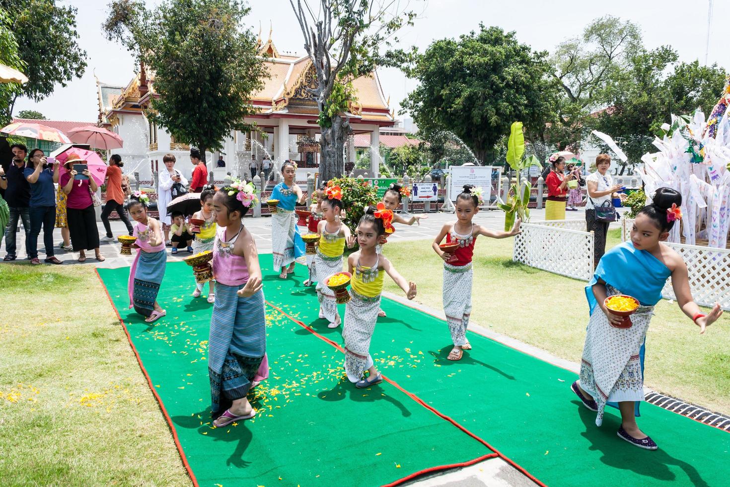 bangkok thailandsongkran festival på wat benchamabophit templeapril 15 barn dansar för att fira. songkran festival den 15 april 2018 i bangkok thailand. foto