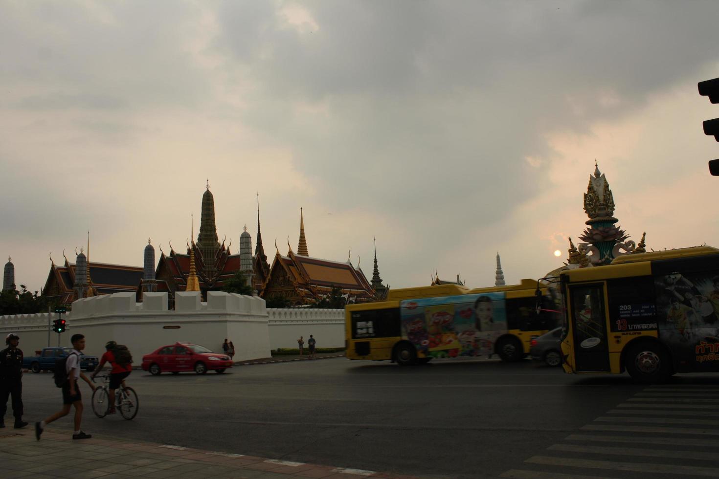 bangkokthailand16 februari 2016turister reser till det stora palatset solnedgången kanske dess bangkoks nattliv den 16 februari 2016 i thailand. foto