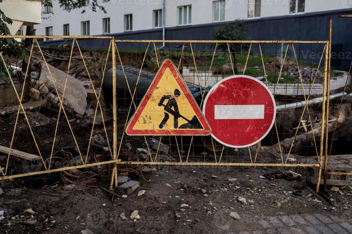 stoppskylt och vägarbetsskylt foto