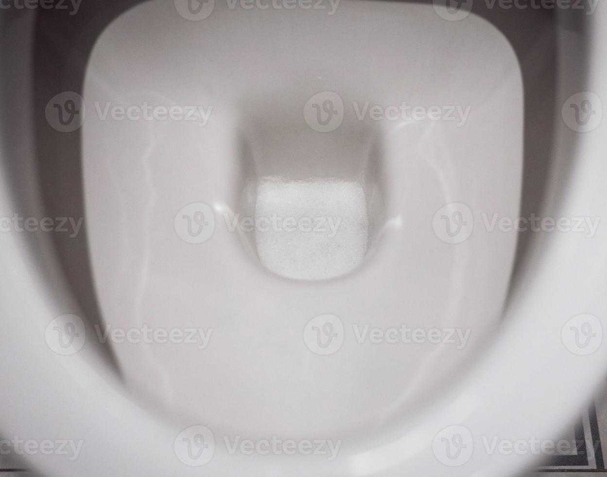 vit toalettskål med diskmedel foto