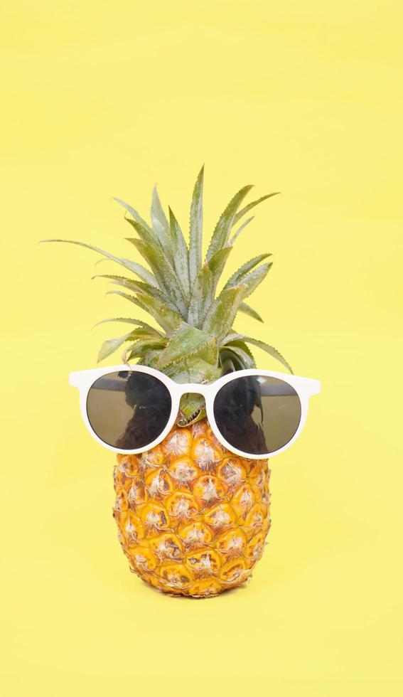 ananas i glas isolerad på en gul bakgrund foto