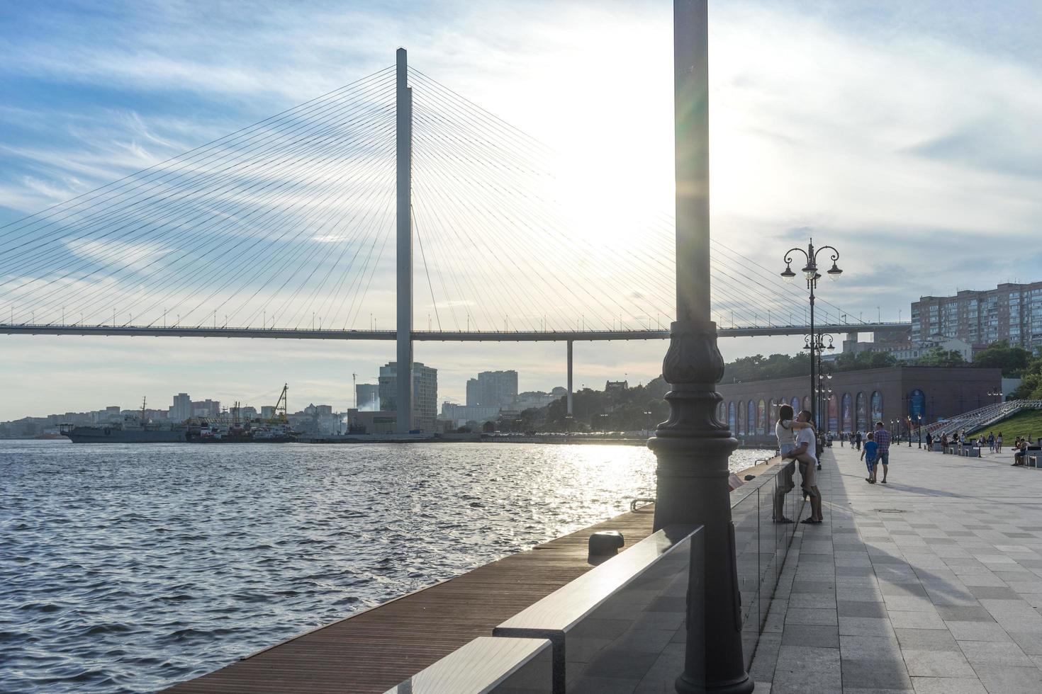 vladivostok, Ryssland - 11 augusti 2018 - Cesarevitch-kajen med utsikt över den gyllene bron foto