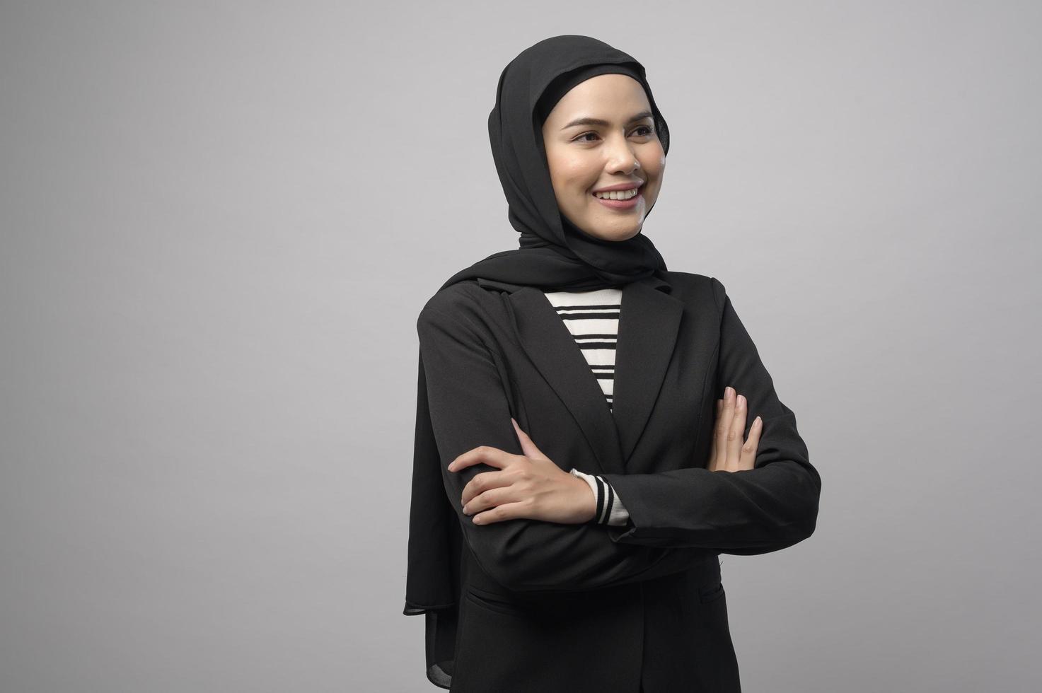 vacker affärskvinna med hijab porträtt på vit bakgrund foto