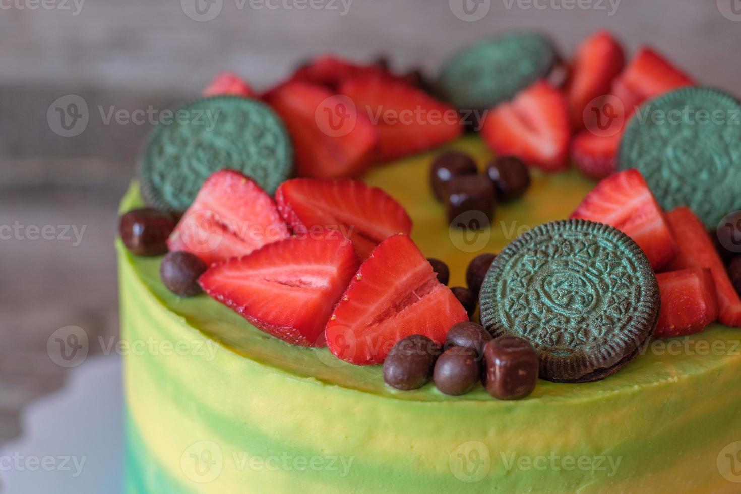 vacker hembakad tårta med gul och grön grädde foto
