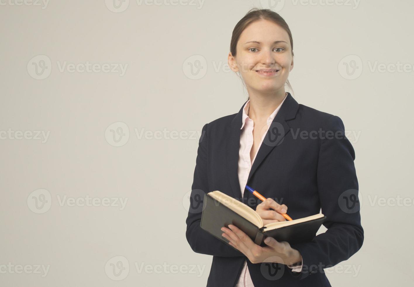 glad vacker affärskvinna med urklipp foto