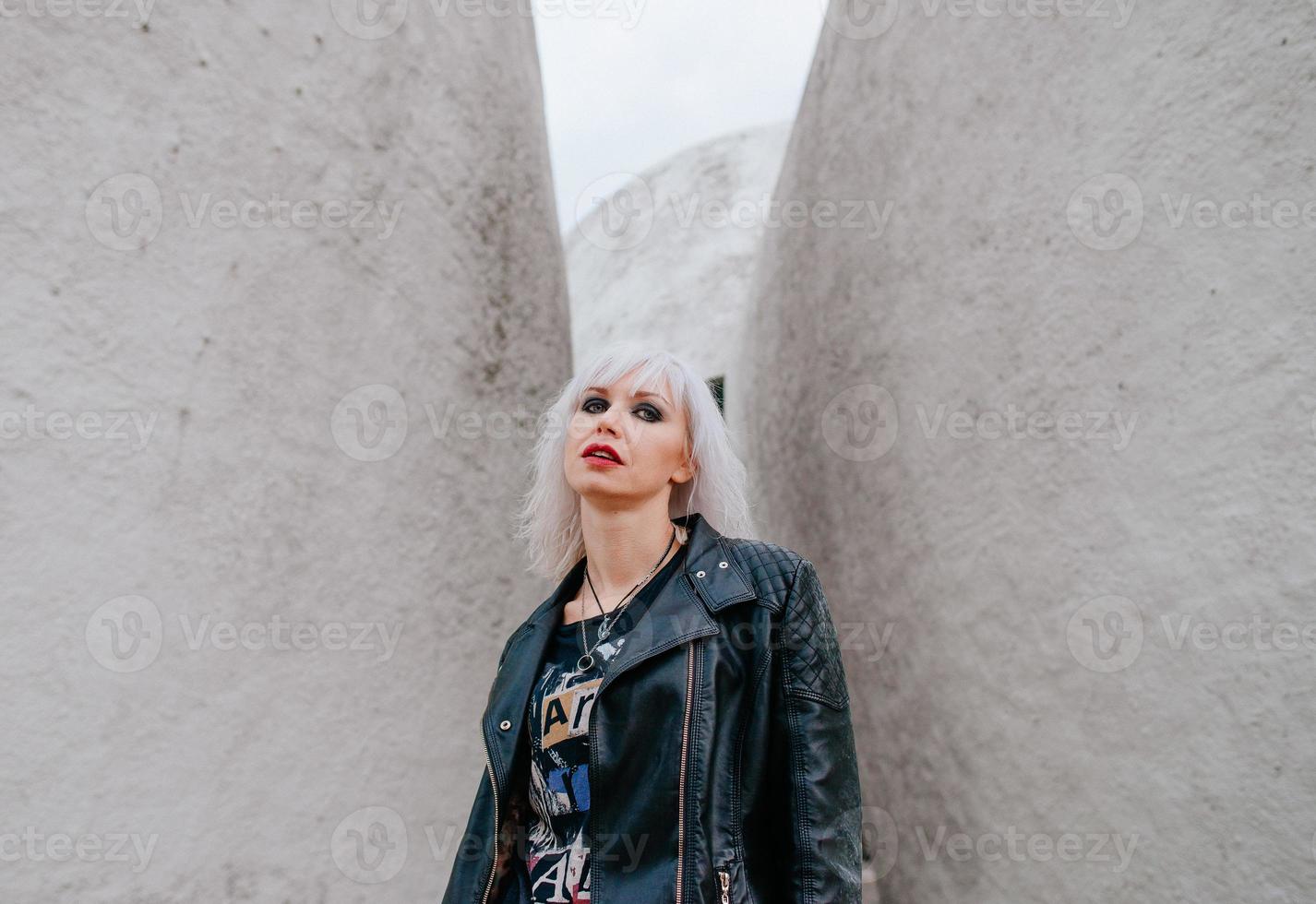 porträtt av snygg blond grunge blond kvinna på den futuristiska bakgrunden foto