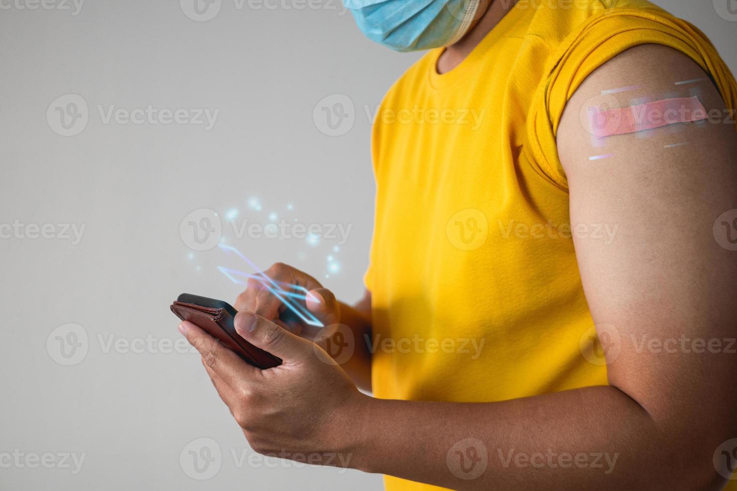 någon får vaccin mot coronavirus och biverkningstäckning mot covid-19. han hittar försäkring från smartphone. och han använder den för att skanna kopieringsutrymme för text, grafik. foto