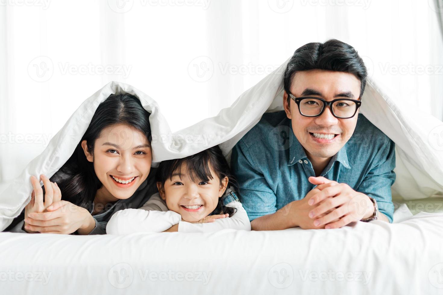 litet asiatiskt familjeporträtt hemma foto
