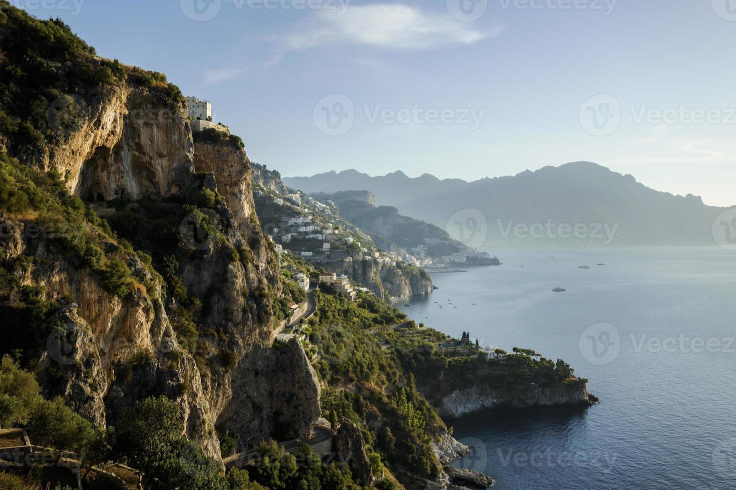 panoramautsikt över amalfikusten italien. vackert resmål med klar himmel och havsutsikt foto