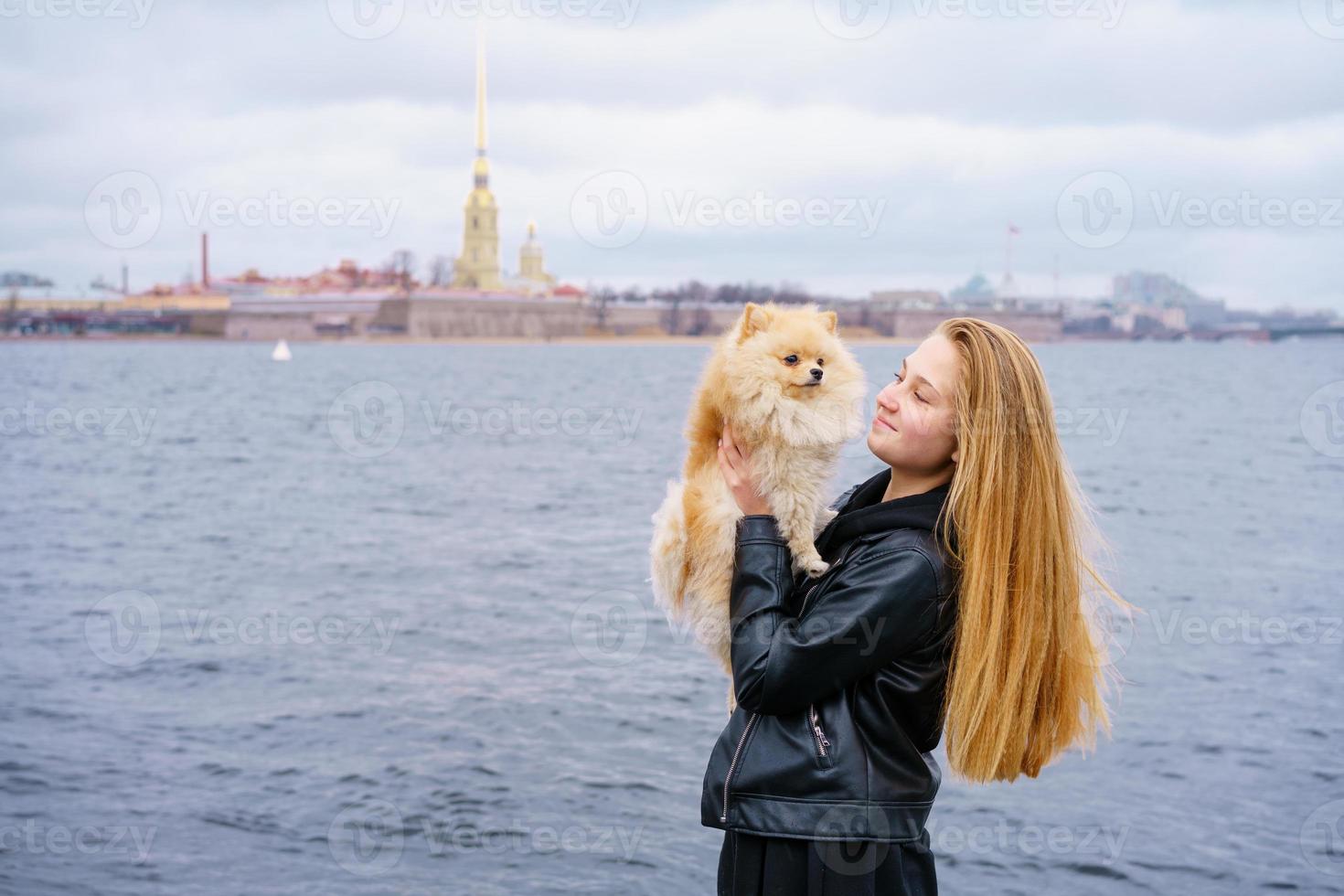 livsstilsbild av glad attraktiv ung kvinna i svart skinnjacka promenader foto