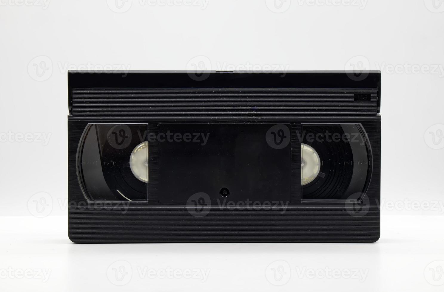 vintage vhs videoband kassett på vit bakgrund. teknik i retrostil från 90-talet foto