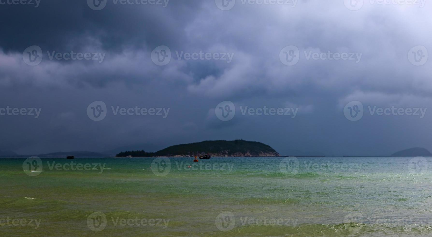 den dramatiska mörka molniga himlen över havet, naturlig fotobakgrund foto