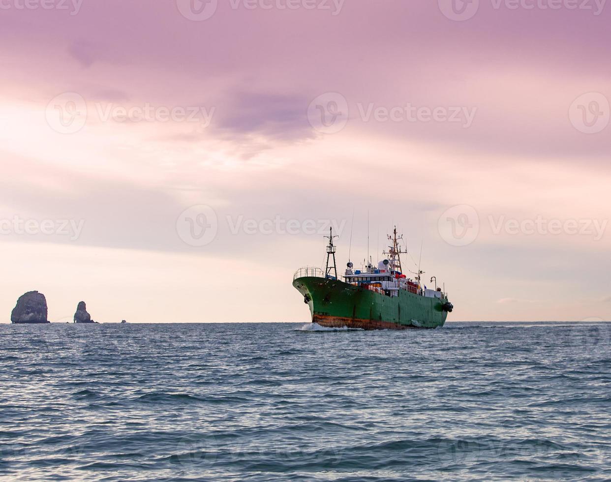 bogserbåten i Stilla havet nära kamchatkahalvön foto