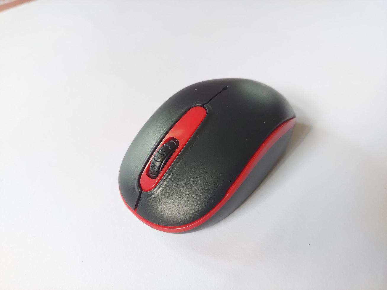 svart röd trådlös mus isolerad på en vit bakgrund foto
