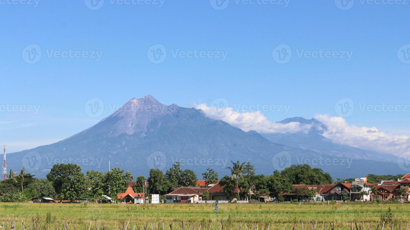 Flygfoto över berget merapi landskap med risfält och by i yogyakarta, Indonesien vulkan landskapsvy foto