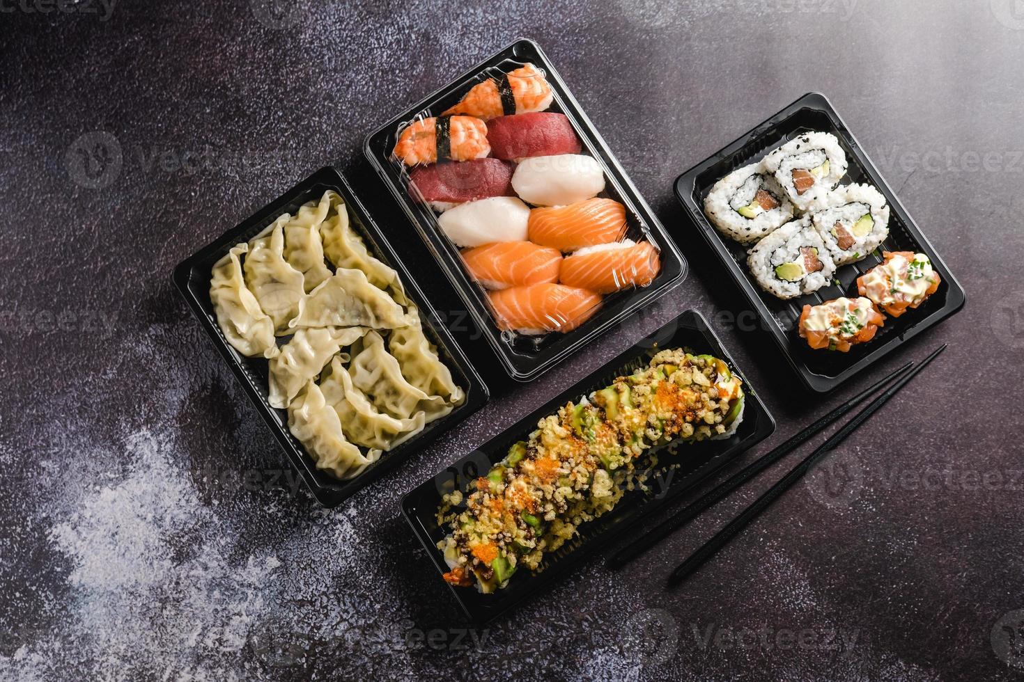 sushi to go koncept. takeaway box med sushi foto