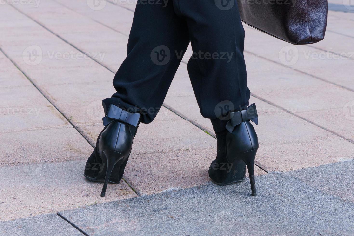 kvinnligt ben av en affärskvinna på gatan nära kontorsbyggnaden foto