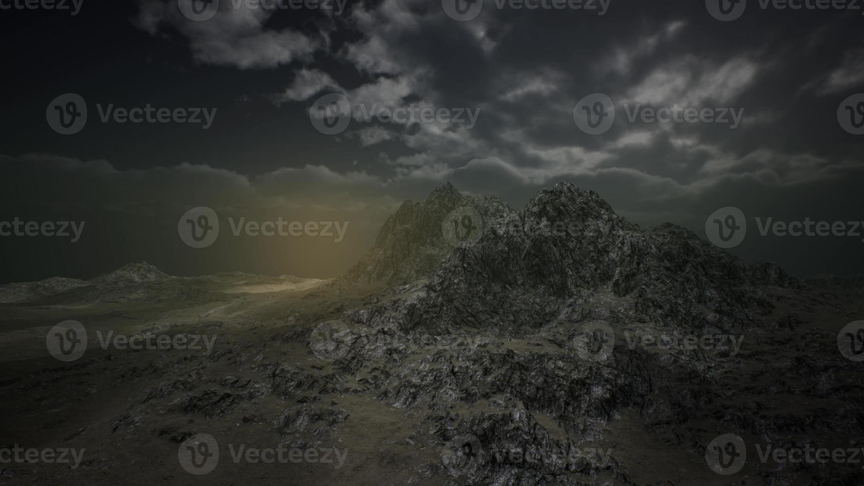 dramatisk stormhimmel över grova berg foto