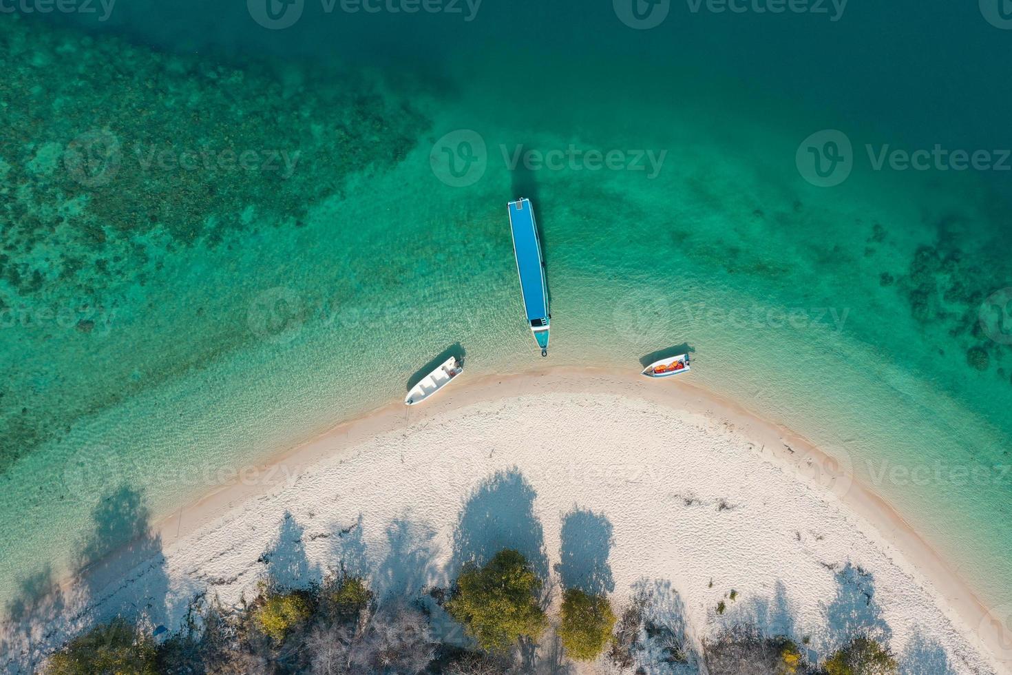 Flygfoto över vackra klart vatten och ön med båtar vid labuan bajo indonesia foto