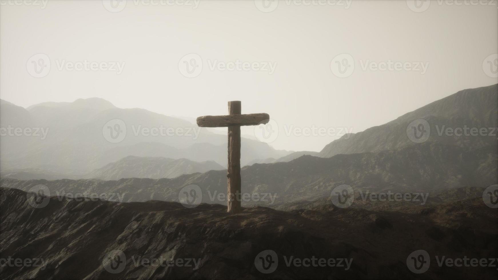 trä krucifix kors vid berget foto