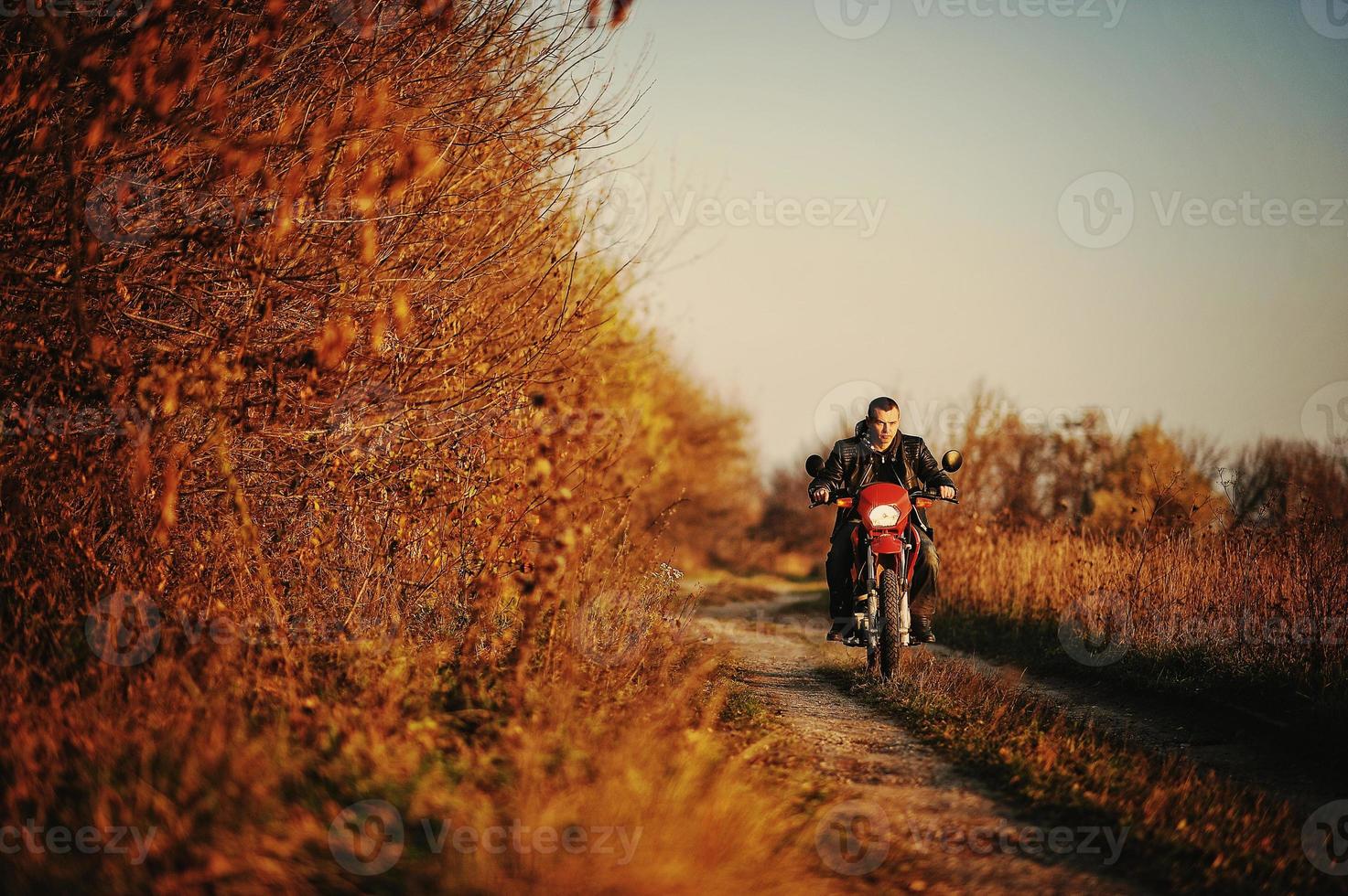 enduro racer sitter på sin motorcykel foto