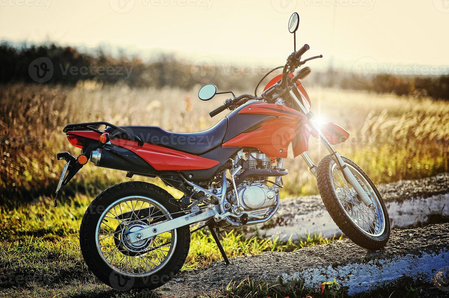 enduro motorcykel vistelse på solnedgången solsken foto