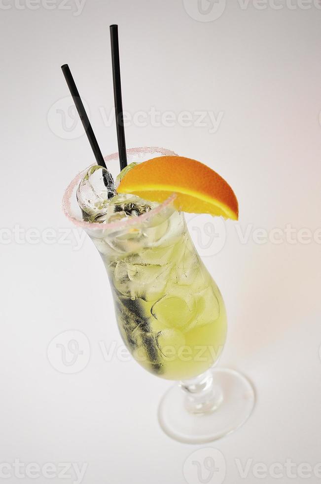 coctail frestelse isolerad på en vit bakgrund foto